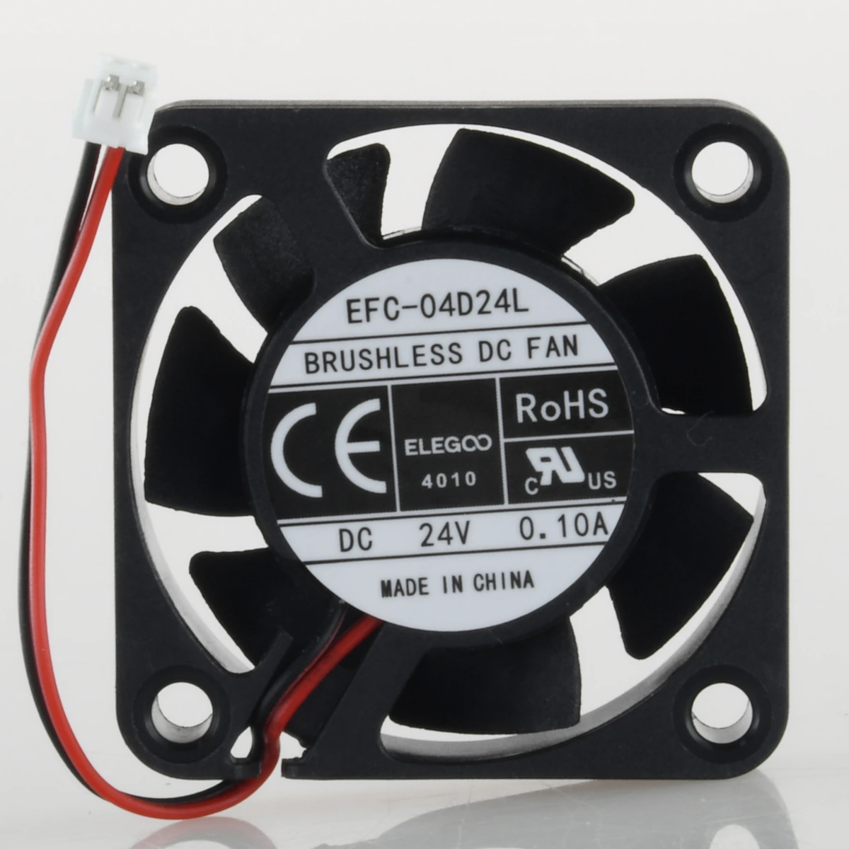 Vista trasera del ventilador 4010 detallando los parámetros de voltaje industrial y el cable con conector compatible para la serie Giga