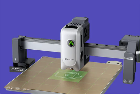 Chasis con varillas de refuerzo que forman un triángulo de estabilidad, reduciendo las vibraciones del eje Z durante impresiones de gran altura.