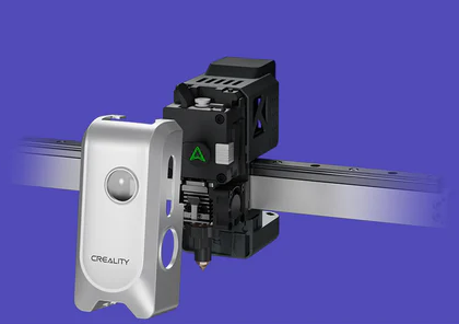 Sistema de extrusión directa con boquilla de tres metales de cambio rápido, capaz de imprimir materiales técnicos como PLA-CF y PETG-CF sin atascos.