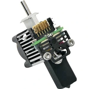 Perspectiva en ángulo del hotend resaltando las aletas de disipación y la alineación de la boquilla de precisión