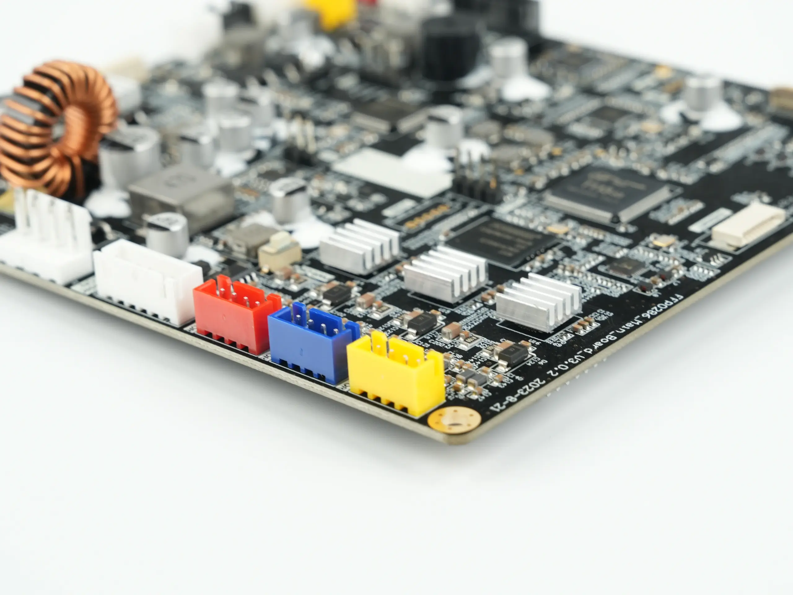 Primer plano de los terminales y puertos de conexión rápida en la placa base de la AD5M Pro, diseñados para un montaje plug-and-play