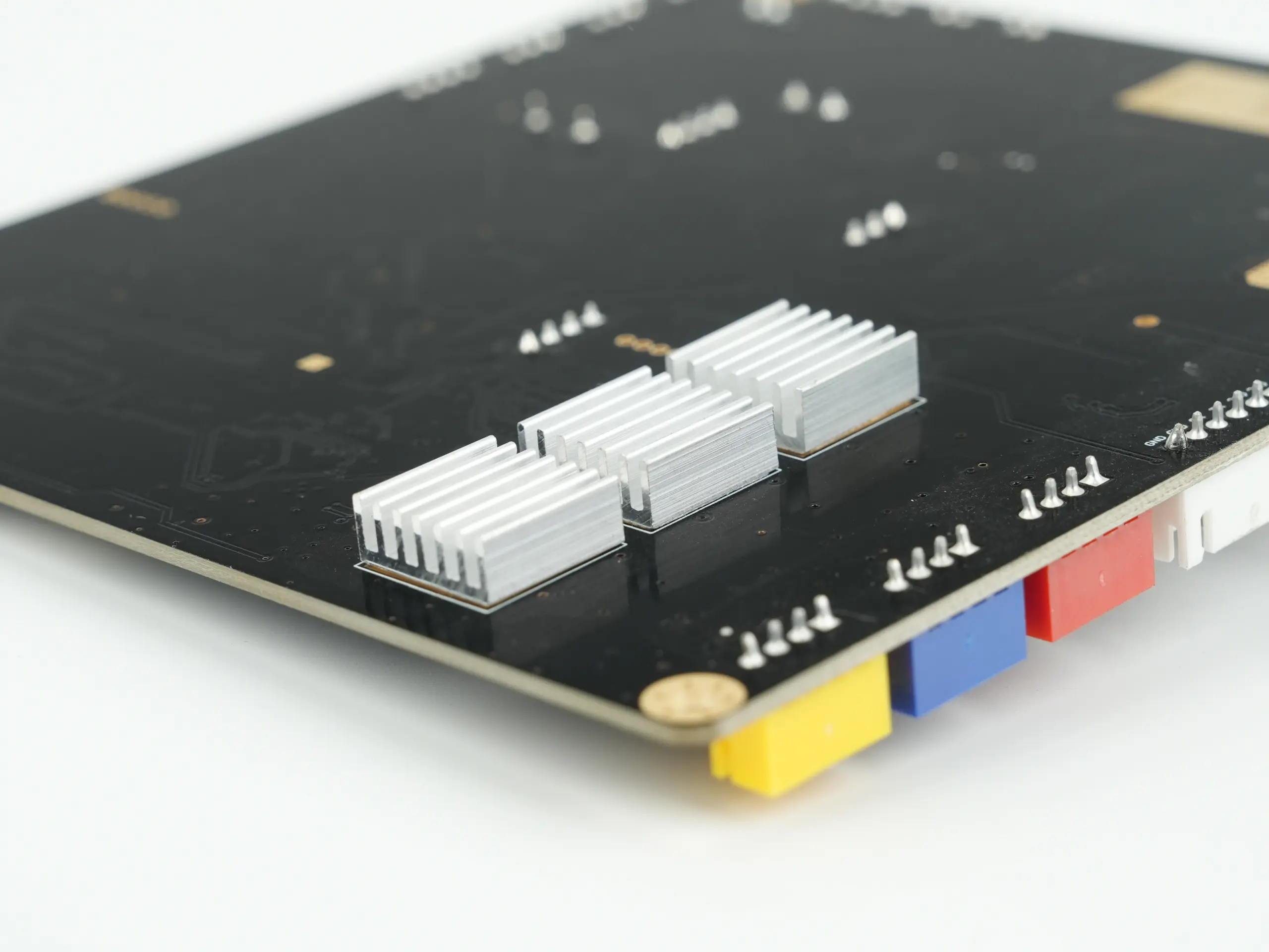 Vista del reverso de la mainboard AD5M Pro, destacando la limpieza de las pistas de circuito y las zonas de disipación de calor pasiva