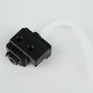 Sensor óptico de presencia de filamento para la serie Flashforge Adventurer 5M Pro, mostrando la ranura de paso de material