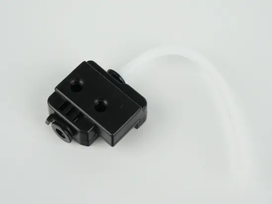 Sensor óptico de presencia de filamento para la serie Flashforge Adventurer 5M Pro, mostrando la ranura de paso de material