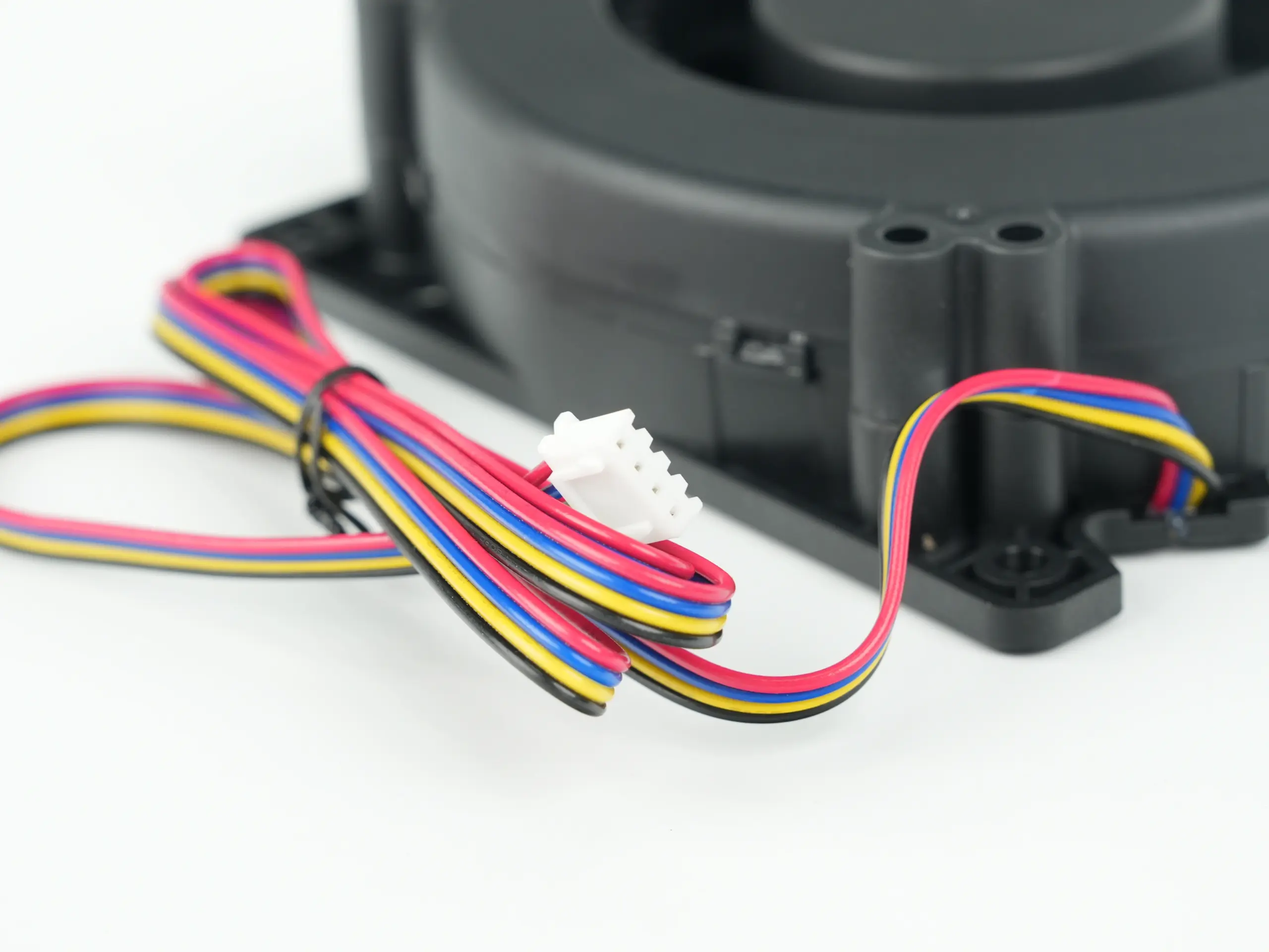 Detalle del arnés de cables reforzado y el terminal micro-JST listo para conectarse directamente a la mainboard principal