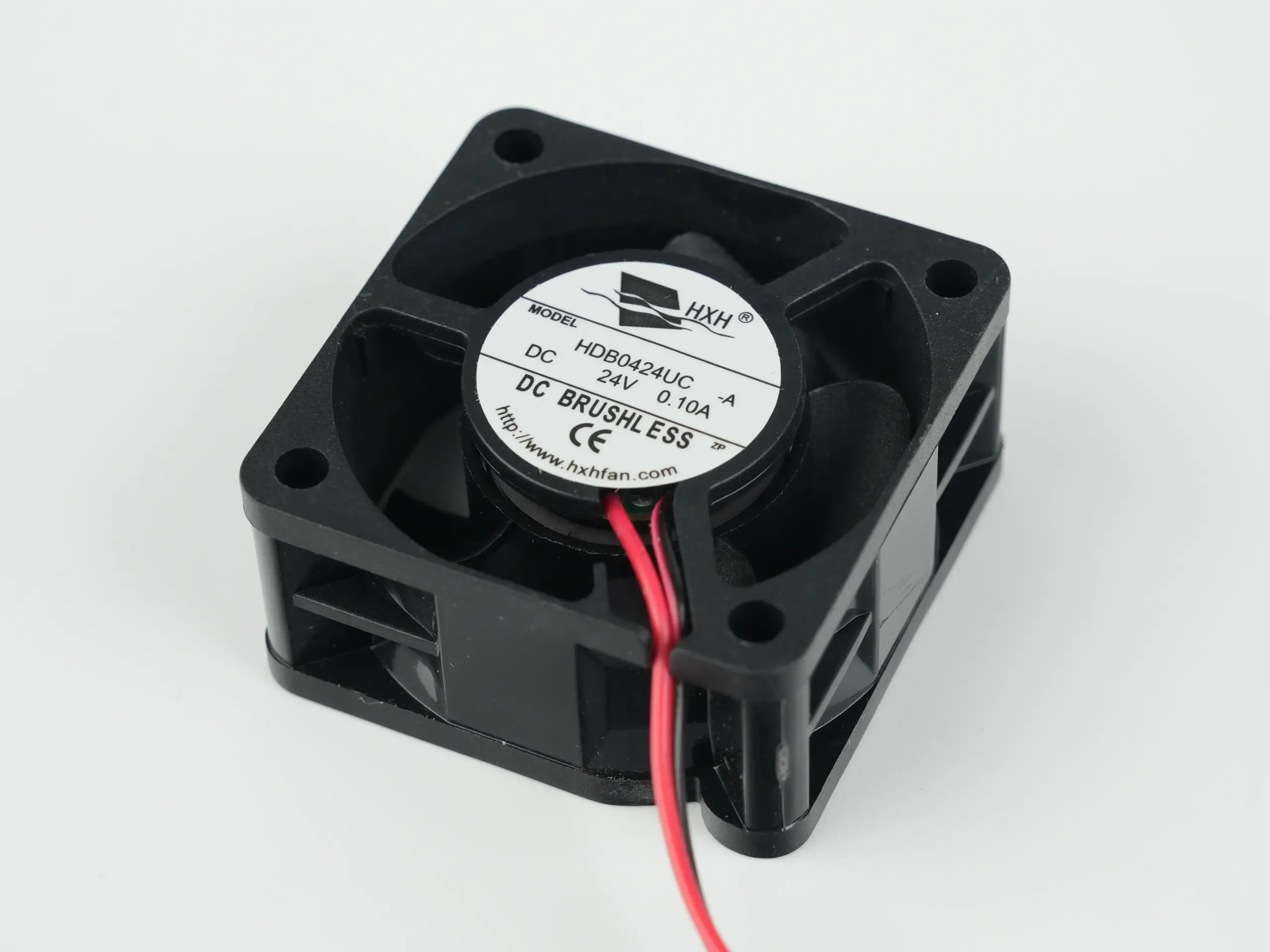 Reverso del ventilador 4020 detallando el etiquetado técnico de 24V-0.1A y el cable con micro-conector para la placa del cabezal
