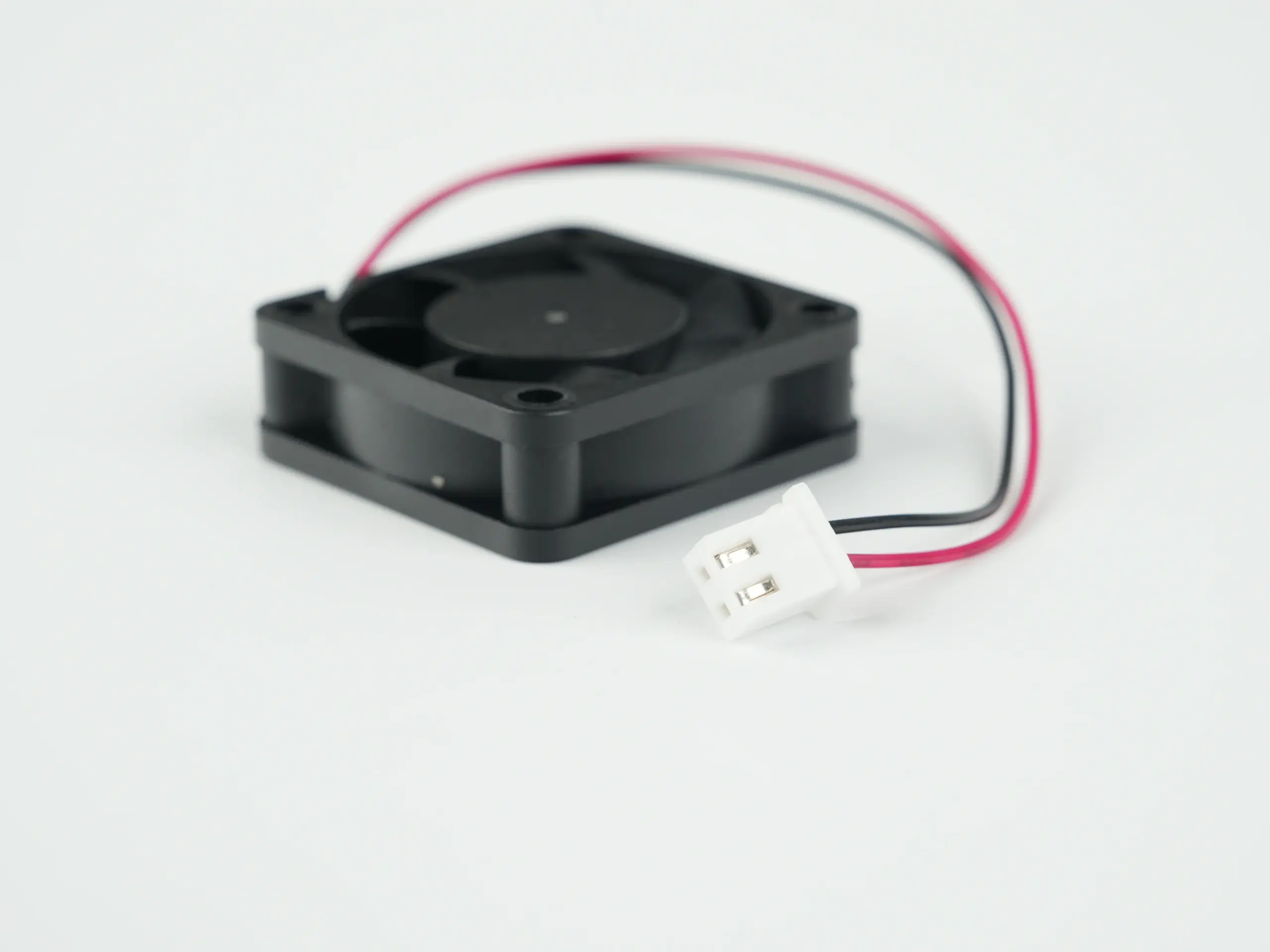Vista de perfil del ventilador 4020 mostrando su grosor de 20 mm, diseñado para maximizar la presión estática de aire