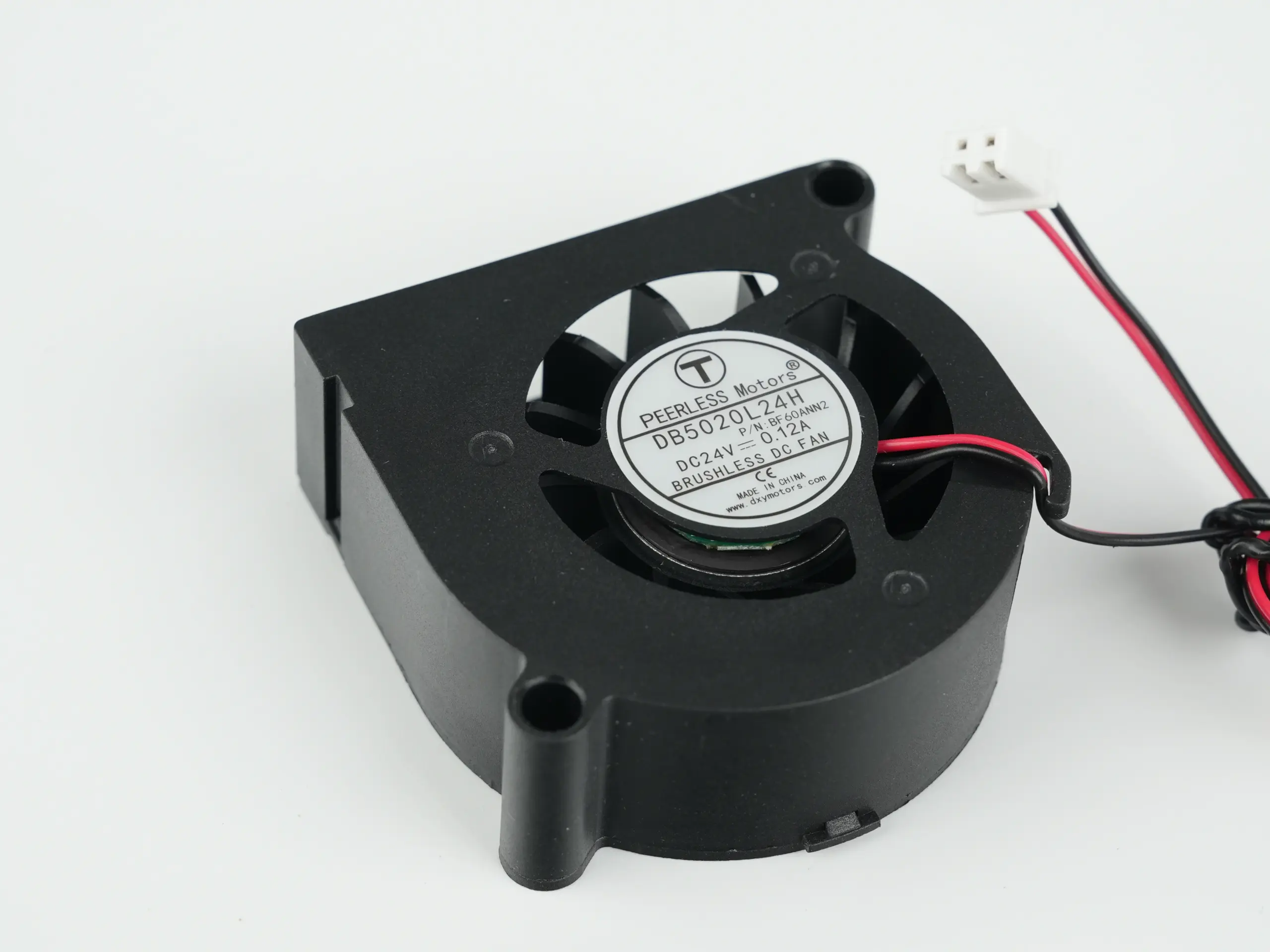 Vista horizontal del soplador 5020 que resalta su espesor de 20 mm, optimizado para generar una alta tasa de metros cúbicos de aire por minuto
