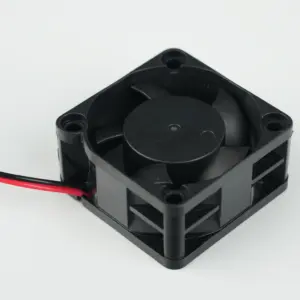 Vista frontal del micro-ventilador axial 3010 original para la serie Flashforge Adventurer 5M, optimizado para la disipación del hotend