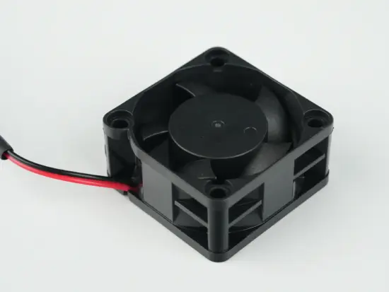 Vista frontal del micro-ventilador axial 3010 original para la serie Flashforge Adventurer 5M, optimizado para la disipación del hotend