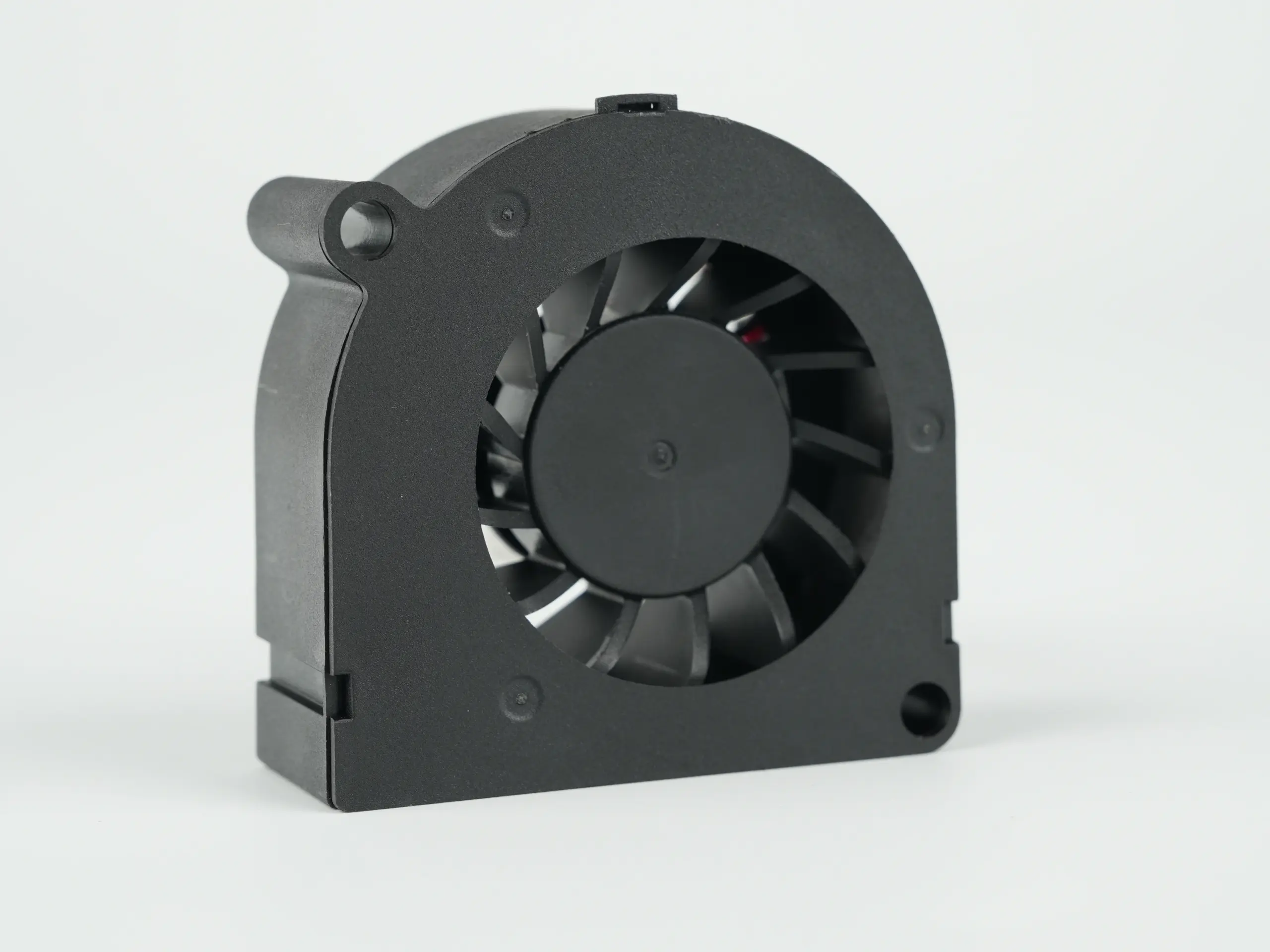 Perspectiva vertical del ventilador de capa 5020, mostrando la boca de salida de aire diseñada para acoplarse a la tobera del extrusor