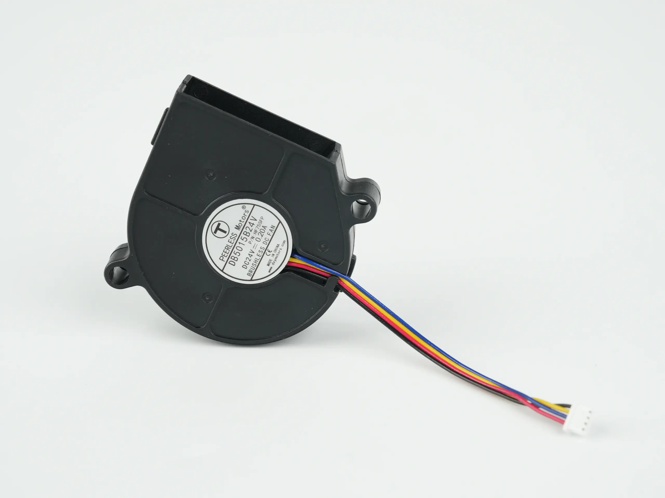 Vista trasera del soplador centrífugo 5015 detallando los parámetros eléctricos de 24V - 0.11A y su cable con micro-conector de fábrica