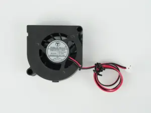 Vista trasera del soplador de capa 5020 detallando el etiquetado técnico de 24V de fábrica y su conector de pines compatible