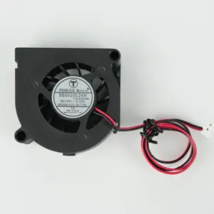Vista trasera del soplador de capa 5020 detallando el etiquetado técnico de 24V de fábrica y su conector de pines compatible