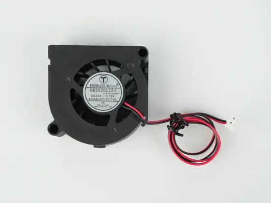 Vista trasera del soplador de capa 5020 detallando el etiquetado técnico de 24V de fábrica y su conector de pines compatible