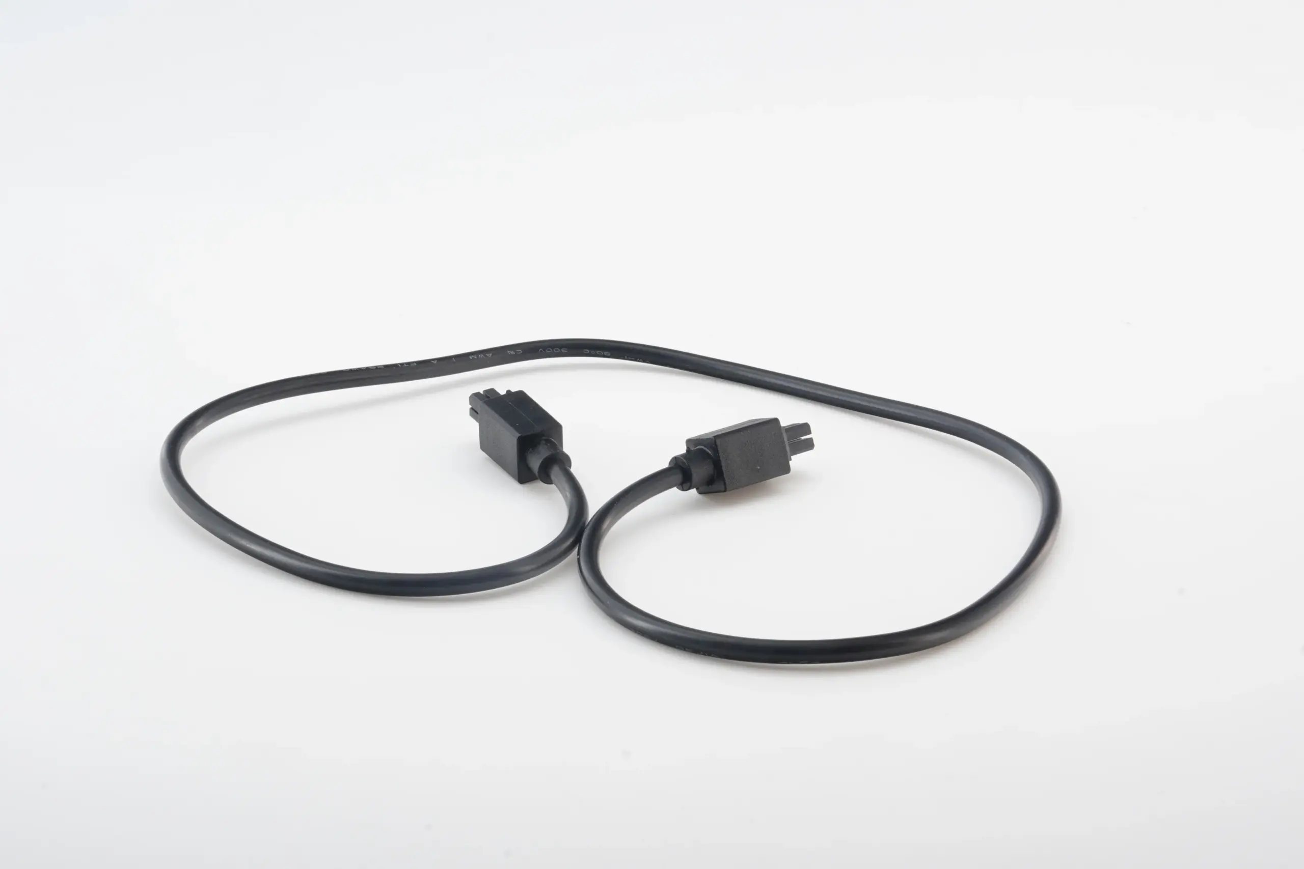 Vista extendida del cable IFS para la serie AD5X, detallando la longitud exacta de fábrica requerida para cubrir todo el volumen de impresión sin tensiones