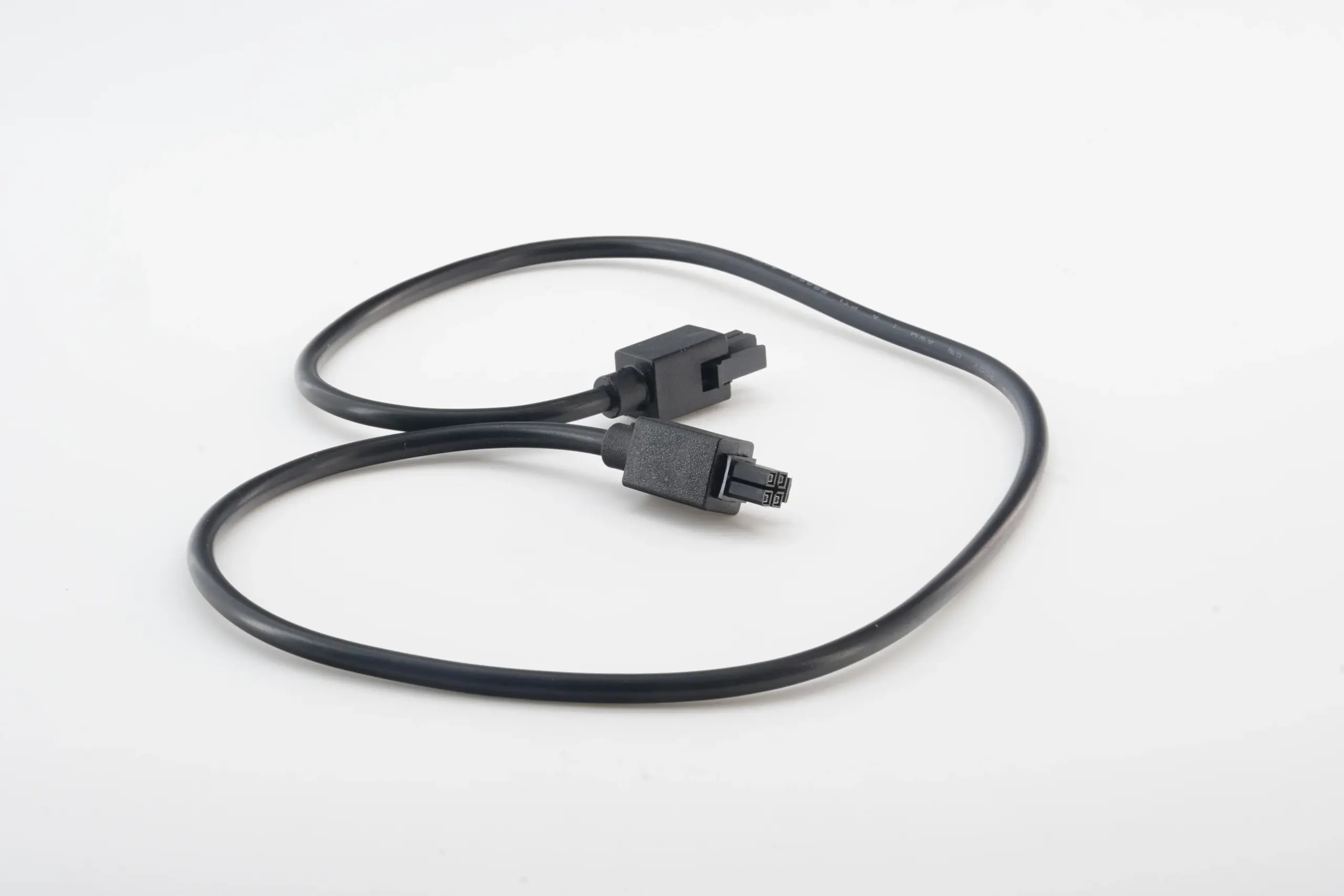 Primer plano detallado del extremo del cable IFS para la AD5X, resaltando las pistas de cobre conductoras y el clip de sujeción anti-desconexión.