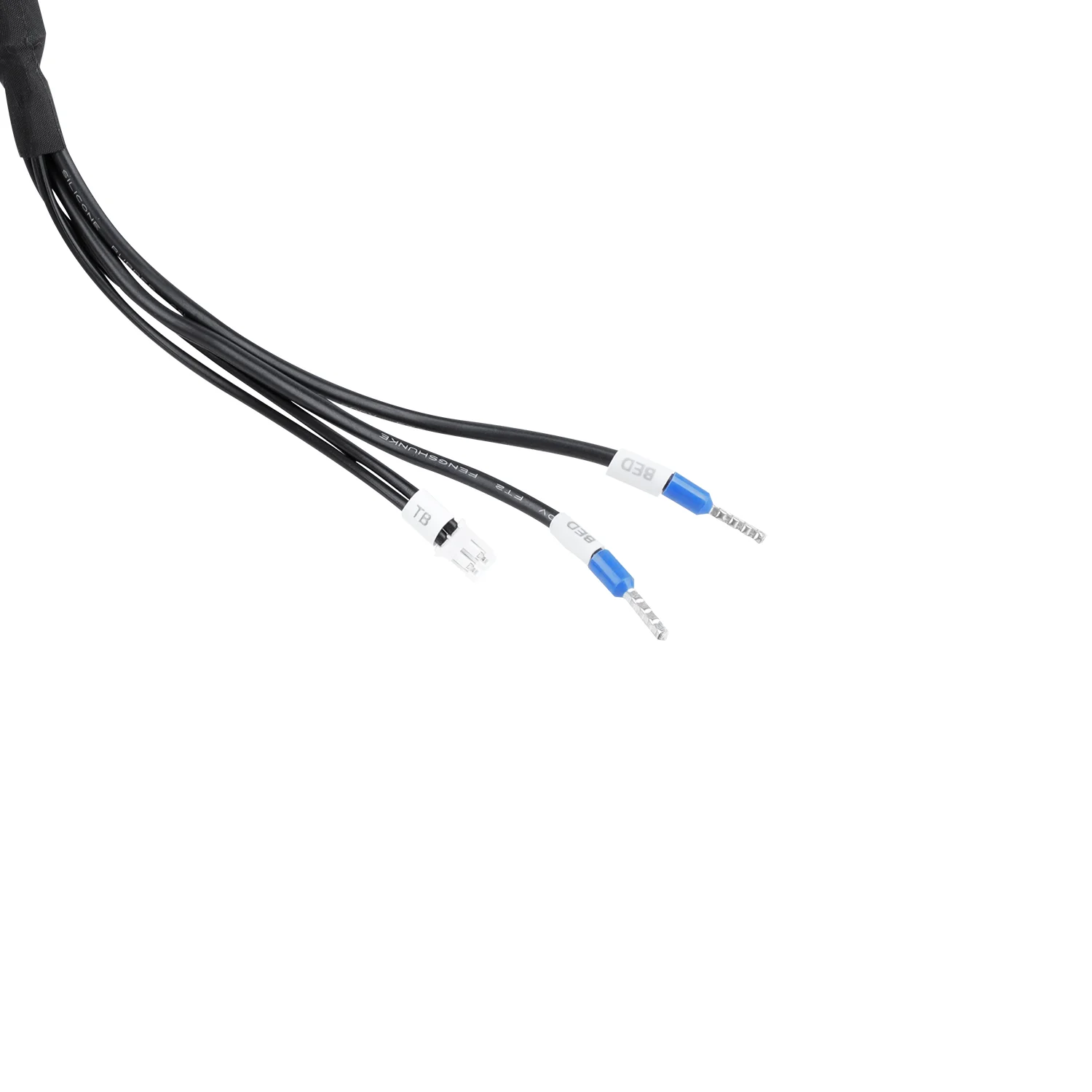 Primer plano de los cables de alimentación de grueso calibre y conectores del termistor integrados de fábrica en la cama caliente