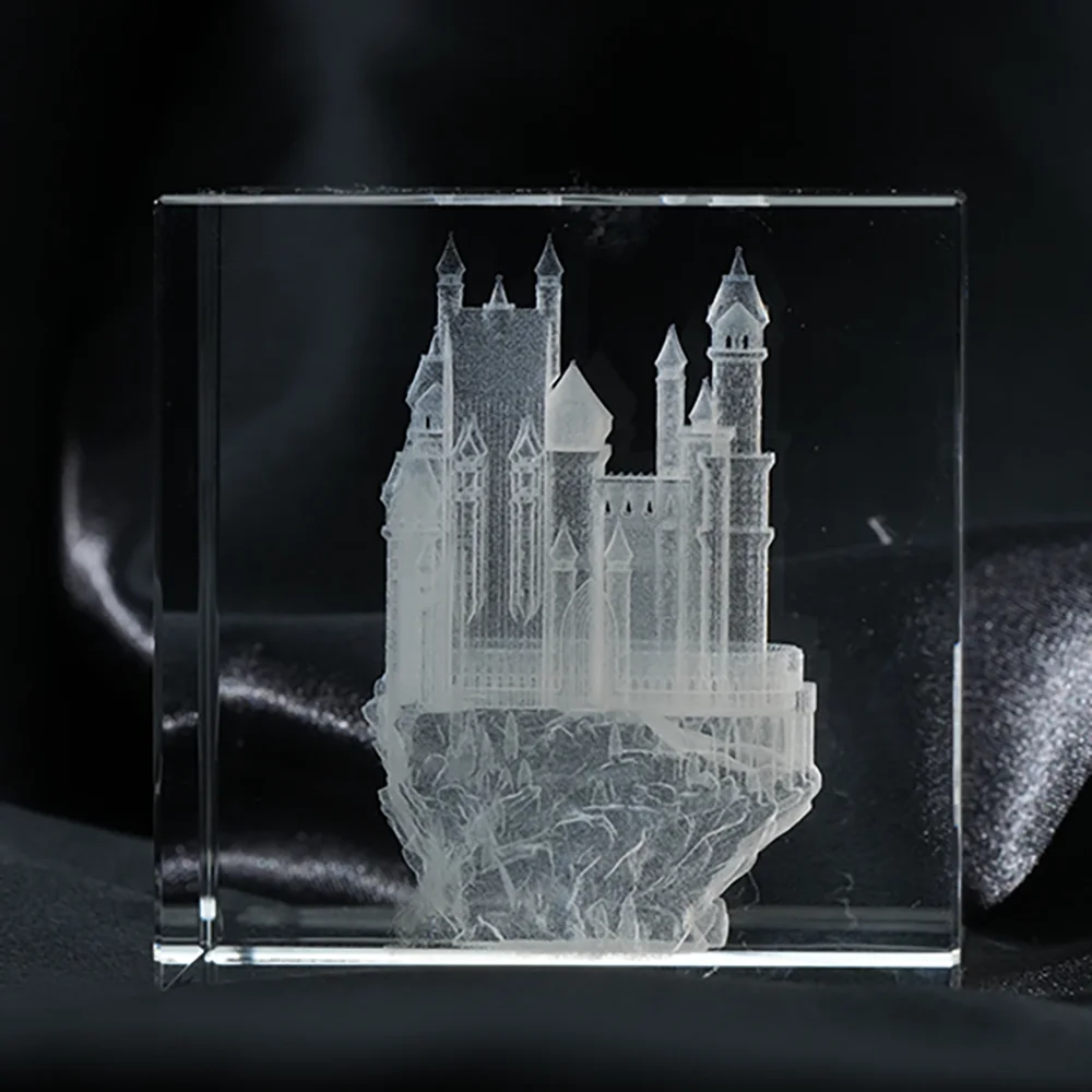 Bloque de cristal K9 exhibiendo un intrincado grabado láser de un castillo con sombreados detallados que demuestran la tolerancia del material