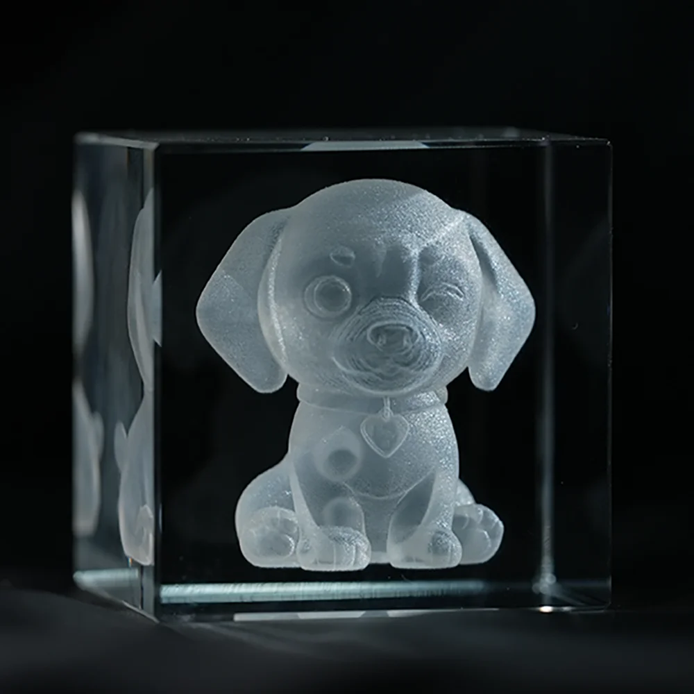 Demostración práctica de un cristal K9 grabado con la silueta texturizada de un perro, resaltando la fidelidad del contraste óptico