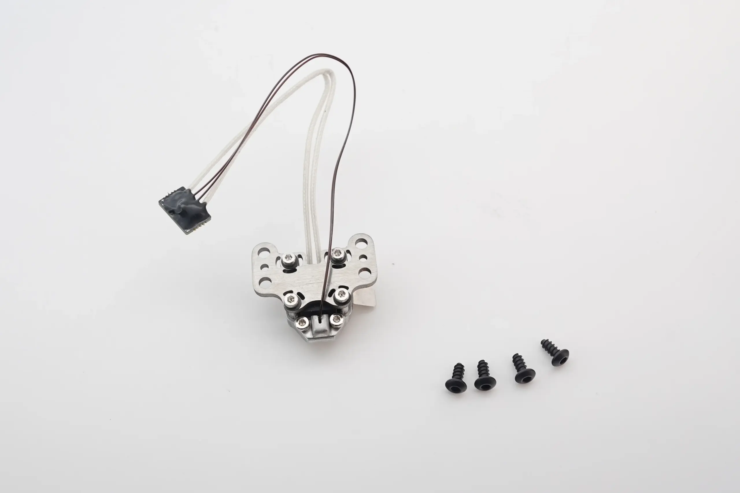 Vista trasera del hotend destacando el mazo de cables blindado y los terminales de conexión directa para la placa del extrusor