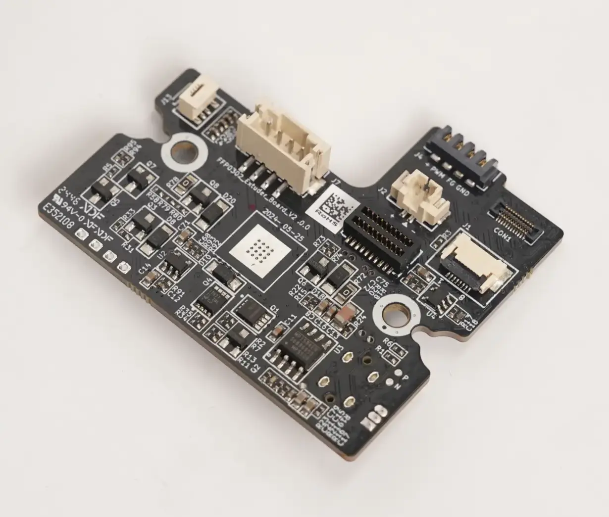 Perspectiva en ángulo de la mainboard del extrusor AD5X, mostrando el relieve de sus componentes lógicos y zócalos de sujeción