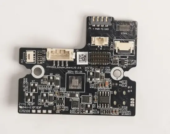 Vista frontal de la placa electrónica del extrusor para la serie Flashforge AD5X, detallando los conectores micro-JST integrados