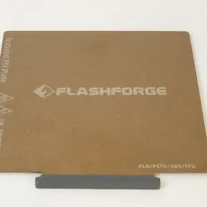 Vista frontal de la plataforma PEI texturizada de alta viscosidad para la serie Flashforge AD5M, mostrando las guías de alineación traseras