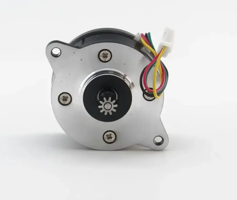 Primer plano frontal del motor de la AD5X enfocando el engranaje dentado de aleación endurecida diseñado para el empuje de filamento