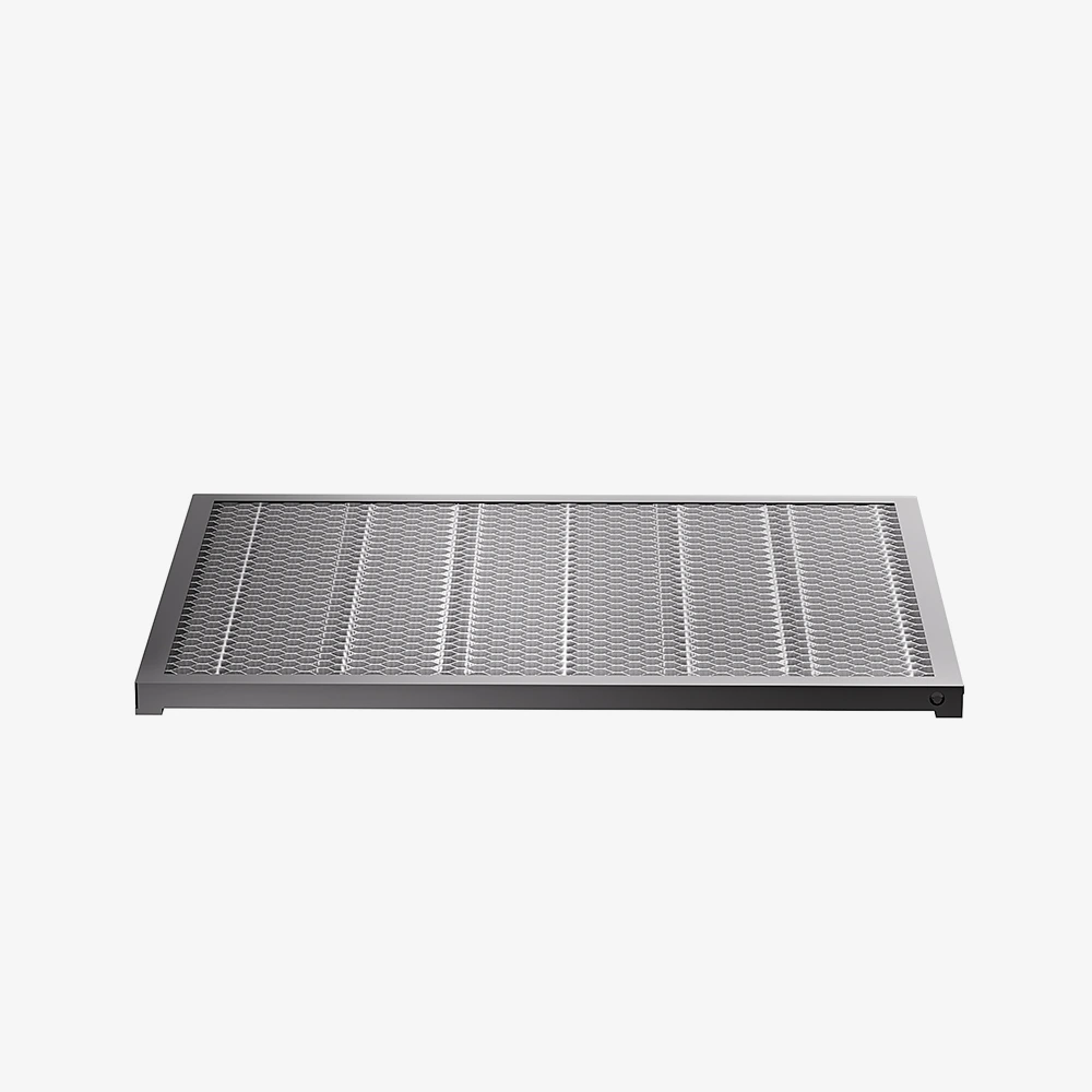 Vista inferior mostrando la placa protectora de aluminio incluida para resguardar la mesa de trabajo de las perforaciones del láser