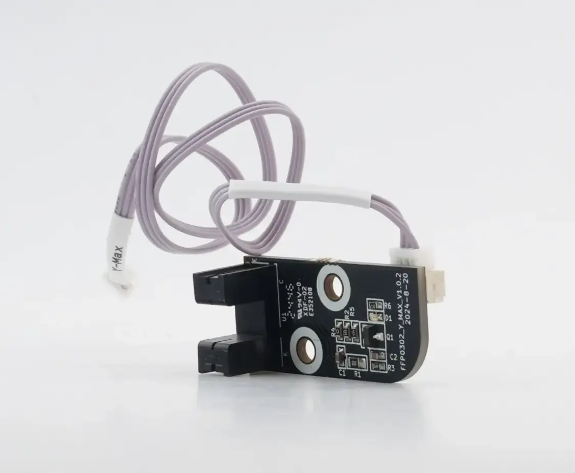 Perspectiva en ángulo del sensor del eje Y, resaltando el relieve del interruptor de lengüeta metálica diseñado para registros cíclicos continuos
