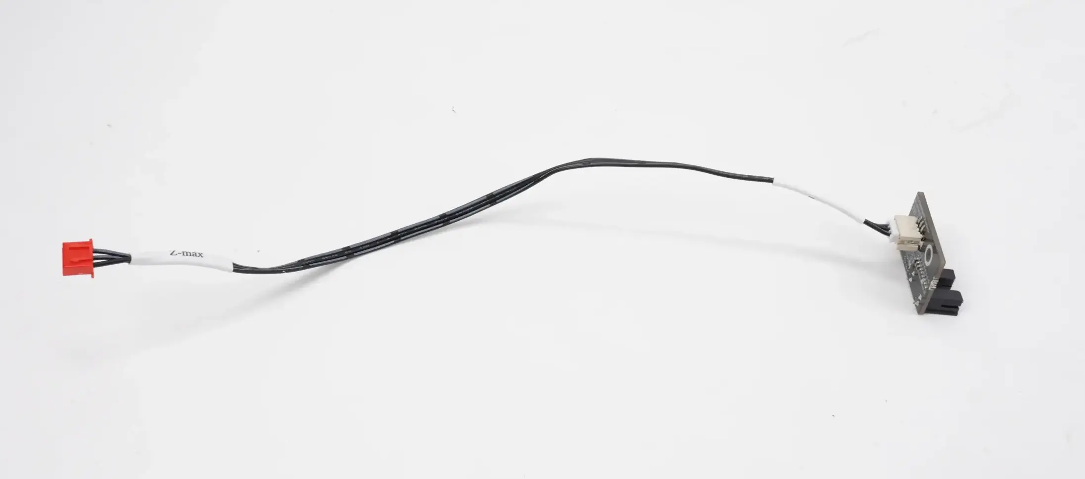 Perspectiva del componente con el cable completamente extendido para verificar el largo exacto y el aislamiento flexible que evita rupturas