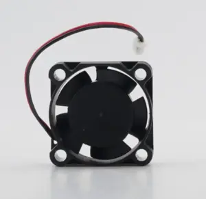 Vista frontal del micro-ventilador axial original de 25 mm para la impresora Flashforge AD5X, enfocado en el rodamiento y las aspas de disipación