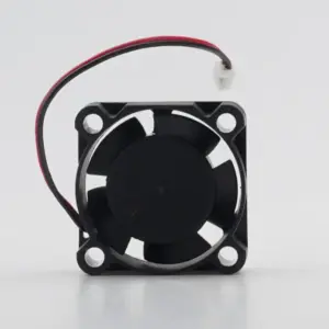 Vista frontal del micro-ventilador axial original de 25 mm para la impresora Flashforge AD5X, enfocado en el rodamiento y las aspas de disipación