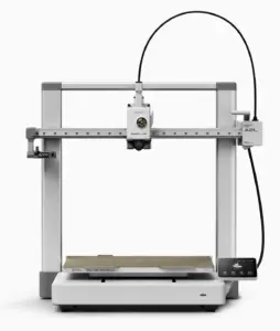 Vista frontal completa de la impresora 3D Bambu Lab modelo A2L, mostrando su estructura rígida de alta precisión y su cabezal de extrusión avanzado