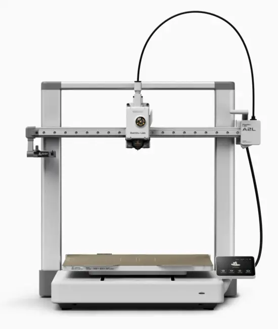 Vista frontal completa de la impresora 3D Bambu Lab modelo A2L, mostrando su estructura rígida de alta precisión y su cabezal de extrusión avanzado
