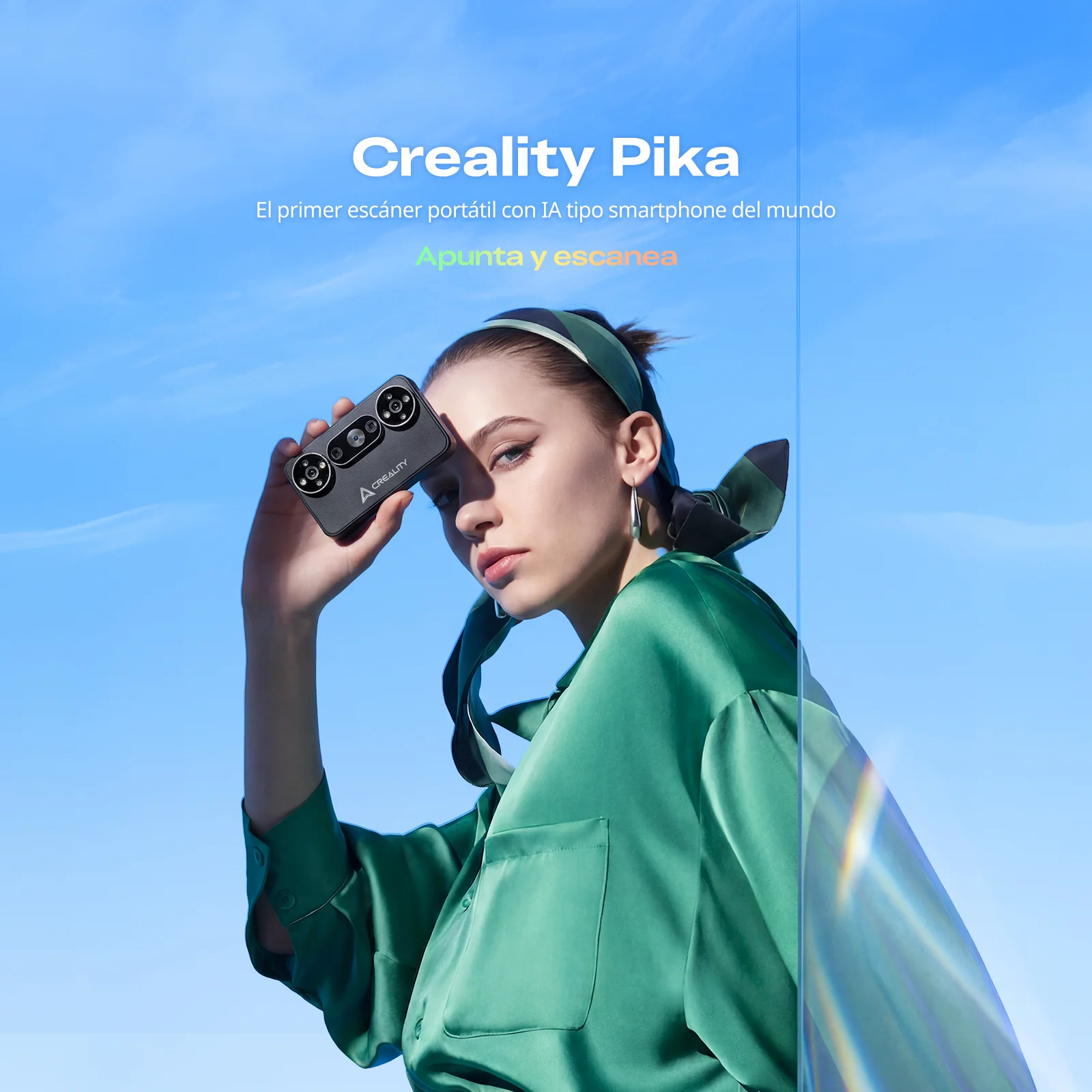 Usuario sosteniendo el escáner Creality Pika durante una sesión de digitalización en exteriores conectado de forma inalámbrica a un smartphone