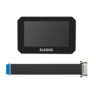 Vista frontal de la pantalla táctil Elegoo Centauri Carbon con su cable flexible de comunicación con la tarjeta madre