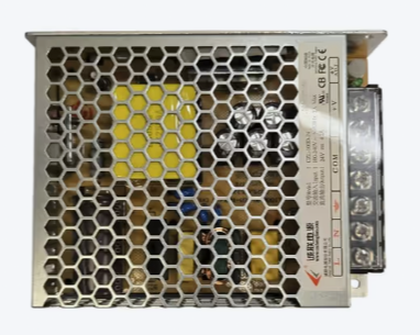 Ffuente de poder conmutada Elegoo Centauri Carbon de 100W en chasis metálico perforado de disipación.