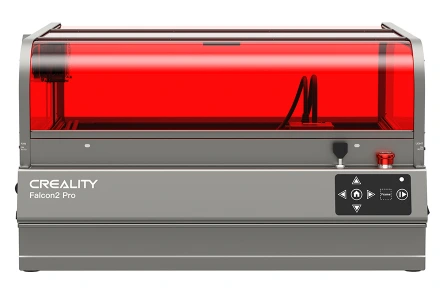Vista frontal completa de la grabadora y cortadora láser Creality Falcon 2 PRO 22W con su cubierta de protección naranja filtrante de luz UV